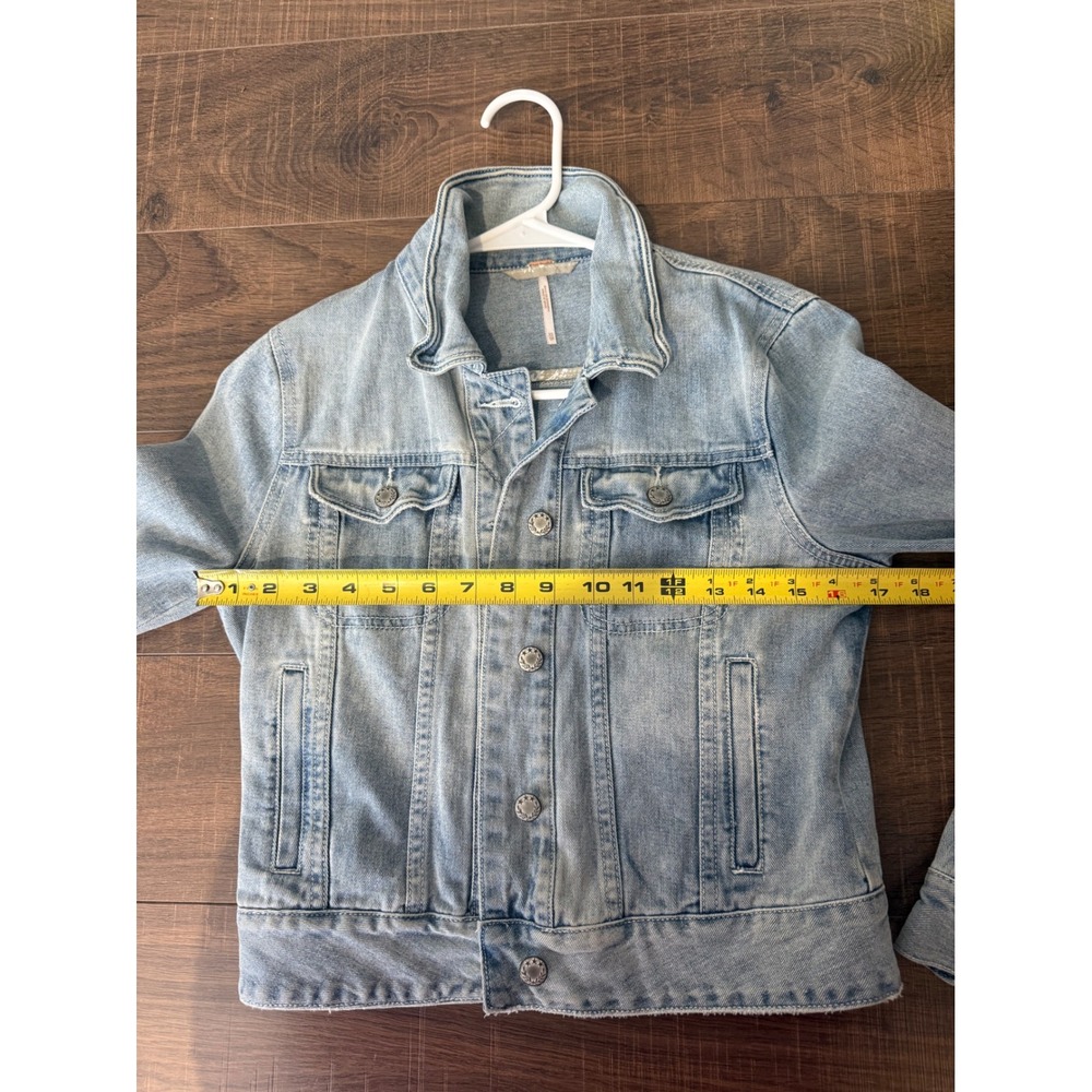 Free People Denim Jean Jacket Light Wash Distressed Button Front XS - Picture 6 of 7